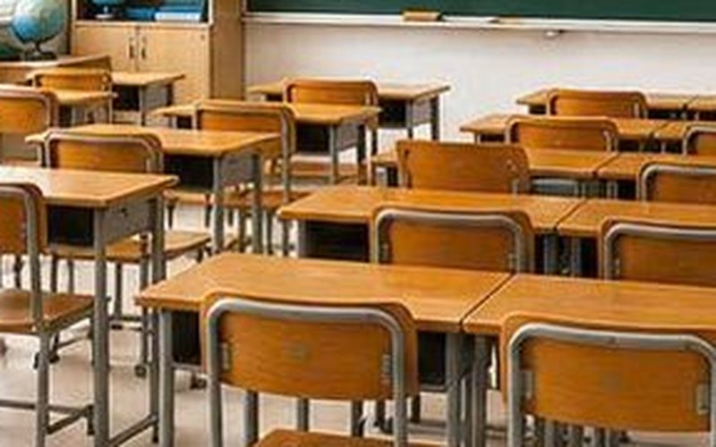 Bàn ghế học sinh và thiết bị phòng học cần thanh lý