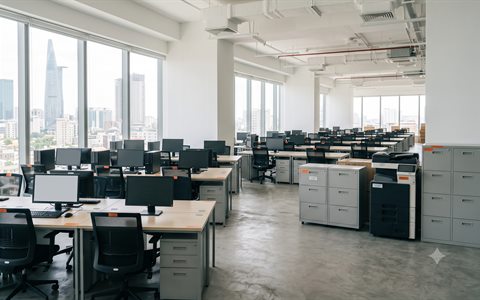 Máy tính, máy in, tủ hồ sơ văn phòng cũ chờ thanh lý tại TP.HCM